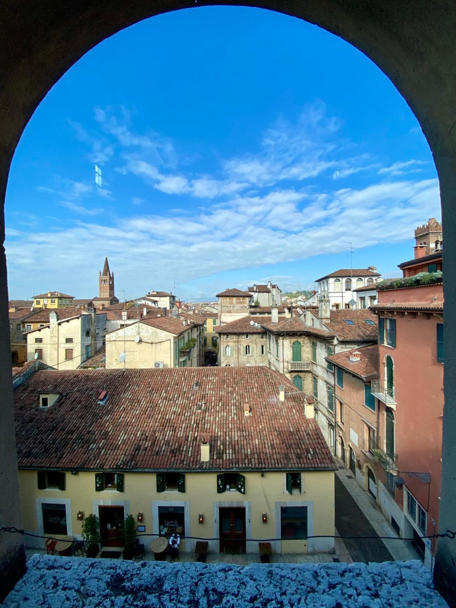 Verona Centro Piazza Erbe Luaran gambar